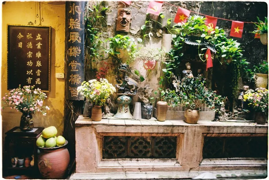 Bàn thờ phối cùng cây cảnh nhỏ trang trí