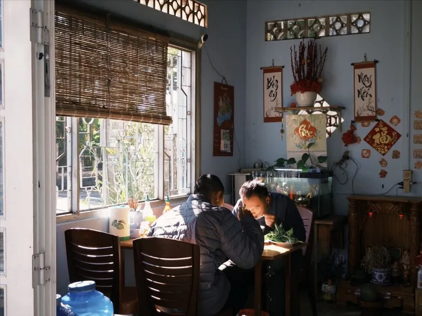 bể cá mini đặt trong không gian gần khu vực thờ cúng