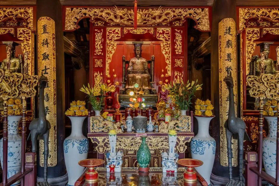 Cuốn thư câu đối gỗ chạm khắc tinh xảo treo tại gian thờ