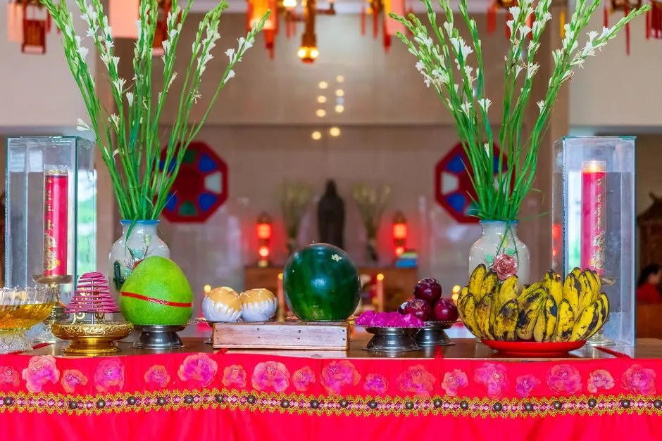 Bố cục đối xứng trên bàn thờ gia tiên với bát hương và lọ hoa