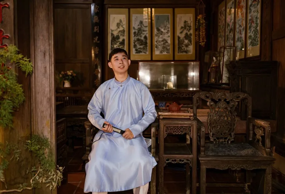 Câu đối gỗ treo hai bên tường phòng khách nhà Việt