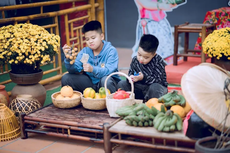 Mâm ngũ quả và hoa cúc tươi trang trí bàn thờ gia tiên theo mùa